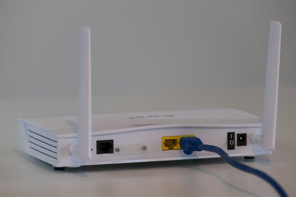 How to set up a high-speed home network using a Ubiquiti UniFi Switch 16 XG and access points?